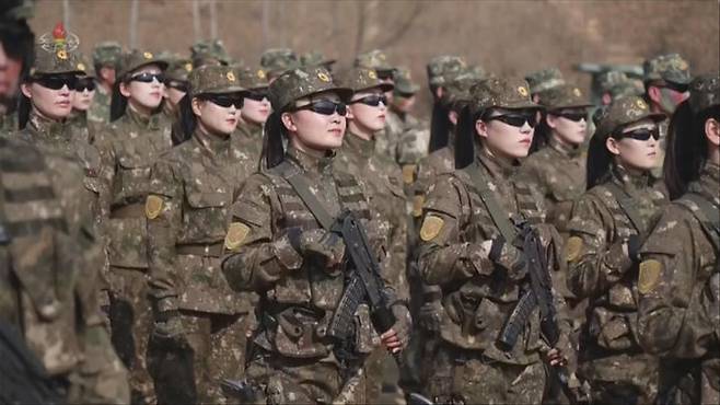 여성 특수 대원들이 남성 대원들과 함께 선글라스를 낀 채 서 있다. /조선중앙통신 뉴시스
