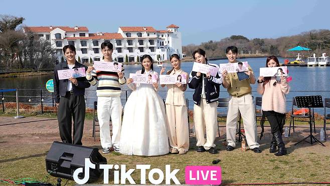 틱톡 라이브 크리에이터 7인이 지난 27일 제주 에코랜드 테마파크에서 ‘틱톡 라이브 제주 에코랜드 봄 버스킹’을 진행했다./틱톡 제공