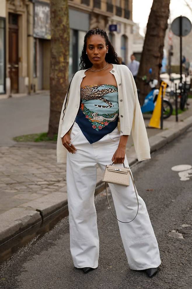 흰색 청바지 코디 | 사진 Claudio Lavenia//Getty Images