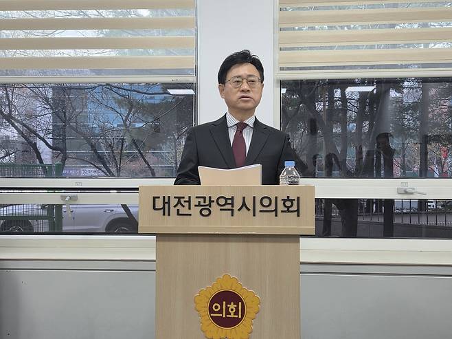 30일 국민의힘 이동한 대전 중구청장 예비후보가 대전시의회에서 기자회견을 하고 있다. 이준섭 기자