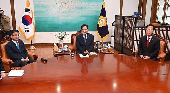 우원식(가운데) 국회의장, 한병도(왼쪽) 더불어민주당 원내대표, 송언석 국민의힘 원내대표가 30일 오전 서울 여의도 국회에서 의장 주재 여야 원내대표 회동을 하고 있다. ⓒ뉴시스