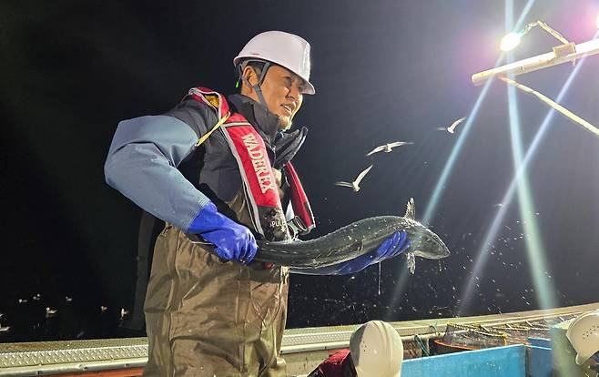 더불어민주당 정청래 대표가 28일 새벽 경북 영덕군 강구항 앞바다에서 조업 현장을 체험하며 생선을 들고 있다. 정 대표는 이날 조업을 마친 뒤 “민주당으로서 어려운 지역을 더 자주 와야 하겠다”고 말했다. 국회기자단 공동취재