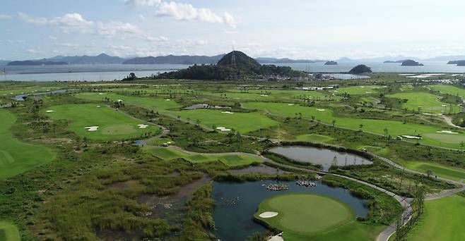 경남개발공사가 창원 웅동지구에 있는 ‘아라미르 골프장’을 ‘진해신항 컨트리클럽’으로 바꾸고 직접 운영한다. 사진은 리뉴얼을 마친 진해신항 컨트리클럽의 전경. 경남개발공사 제공