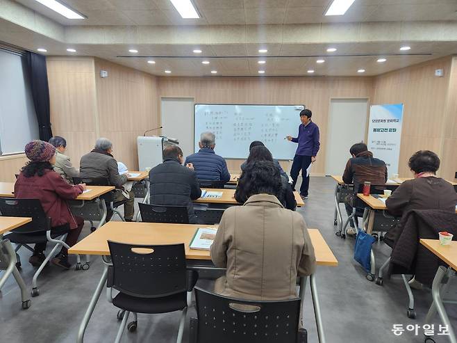 25일 전남 담양군 담양문화원에서 김동하 전 서영대 교수가 수강생 20명에게 고전 강좌를 하고 있다. 이형주 기자 peneye09@donga.com