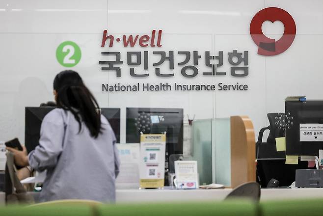 29일 서울시내 국민건강보험공단을 찾은 시민들이 업무를 보고 있다.  2025.08.29. 서울=뉴시스