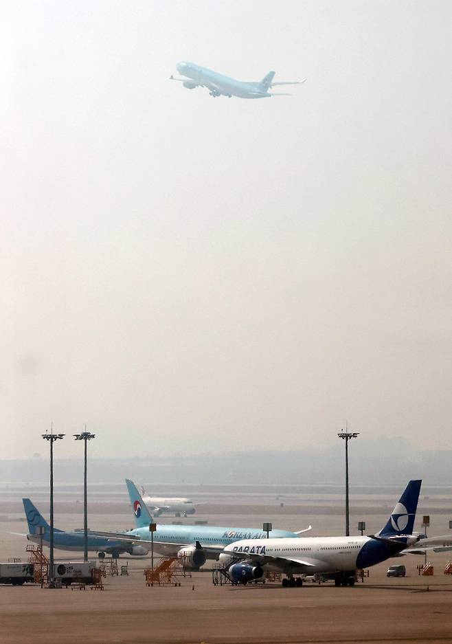 이란 전쟁 여파로 급등한 국제유가로 항공사 유류할증료도 큰 폭으로 상승할 것이 예상된다. 4월 유류할증료 고시를 앞둔 16일 오전 인천국제공항 계류장에 항공기들이 운항 준비를 하고 있다. 2026.03.16 [인천공항=뉴시스]