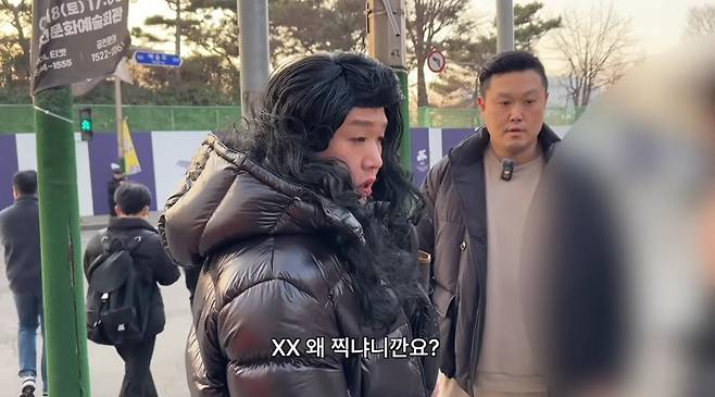 코미디언 강승구(왼쪽)와 종합격투기 선수 명현만이 길거리에서 담배를 피우던 중학생을 제지하고 있다. 사진=유튜브 ‘매드브로’ 갈무리