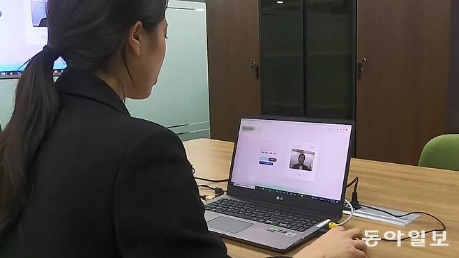 기자가 정보기술(IT) 회사 ‘마이다스인’의 사이트에 접속해 인공지능(AI) 영상 면접을 체험하는 장면. 동아DB