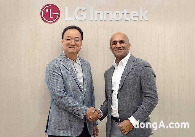 문혁수 LG이노텍 사장과 카사르 유니스 어플라이드 인튜이션 CEO가 악수하고 있다. LG이노텍 제공