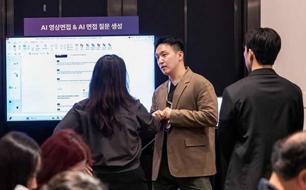 : 에이치닷 컨설턴트가 체험존에서 NCS AI역량검사 기능을 소개하고 있다.(사진: 마이다스그룹)]