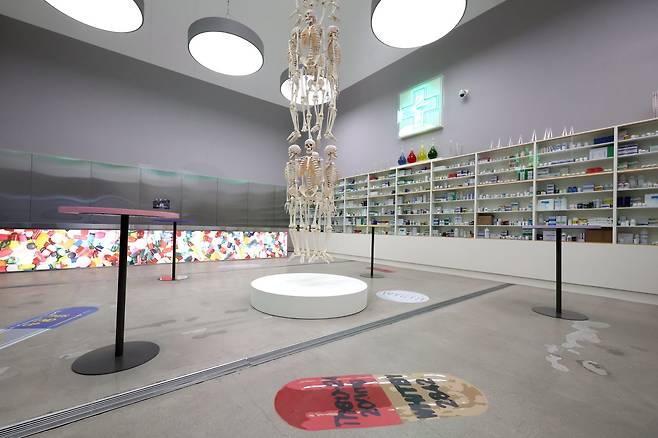 국립현대미술관 서울관에서 열리고 있는 데이미언 허스트의 개인전 ‘진실은 없어 그러나 모든 것은 가능하지’ 중 ‘약국 레스토랑의 미술관 디스플레이’. 사진 출처 뉴시스