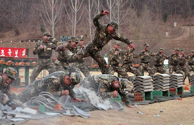 북한 노동당 기관지 노동신문은 29일 “김정은 동지께서 인민군 총참모부 작전국 직속 특수작전훈련기지를 방문했다”라고 보도했다. (평양 노동신문=뉴스1)