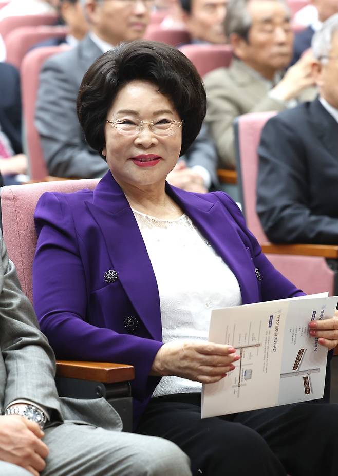 이길여 가천길재단 회장이 25일 인천 남동구 가천대 길병원 암센터에서 열린 ‘가천이길여길’ 명예도로명 지정 기념 제막식에 자리하고 있다. 뉴시스