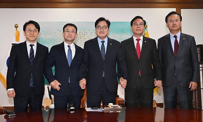 우원식 국회의장이 30일 오전 서울 여의도 국회에서 열린 의장 주재 여야 원내대표 회동에서 기념촬영을 하고 있다. 왼쪽부터 더불어민주당 천준호 원내운영수석부대표와 한병도 원내대표, 우원식 국회의장, 국민의힘 송언석 원내대표와 유상범 원내운영수석부대표. (공동취재) 2026.03.30 [서울=뉴시스]