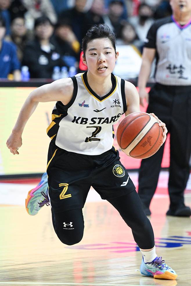KB스타즈 가드 허예은이 30일 열린 BNK와의 2025~2026시즌 여자프로농구 정규리그 방문경기에서 드리블을 하고 있다. WKBL 제공
