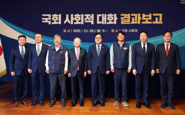 우원식 국회의장이 30일 국회 사랑재에서 열린 국회 사회적 대화 결과 보고‘에서 참석한 노동경제 5단체 대표 및 여야 원내대표와 함께 기념 촬영을 하고 있다. 왼쪽부터 더불어민주당 한병도 원내대표, 오기웅 중소기업중앙회 부회장, 김동명 한국노총 위원장, 손경식 한국경영자총협회 회장, 우원식 국회의장, 양경수 민주노총 위원장, 최태원 대한상공회의소 회장, 국민의힘 송언석 원내대표. [공동취재]