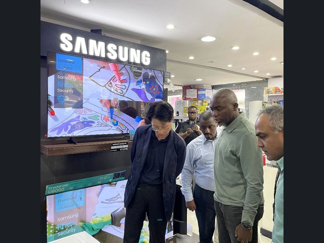 이승엽(맨 왼쪽) 아프리카 총괄 부사장이 최근 카타르 가전 대리점을 방문해 제품을 둘러보고 있다. 링크드인