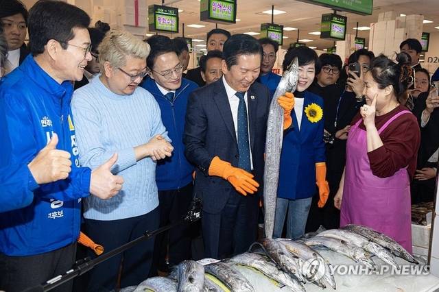 더불어민주당 정청래 대표와 정원오, 전현희, 박주민 서울시장 예비후보가 30일 서울 노량진수산시장을 방문해 상인과 대화하고 있다. 연합뉴스