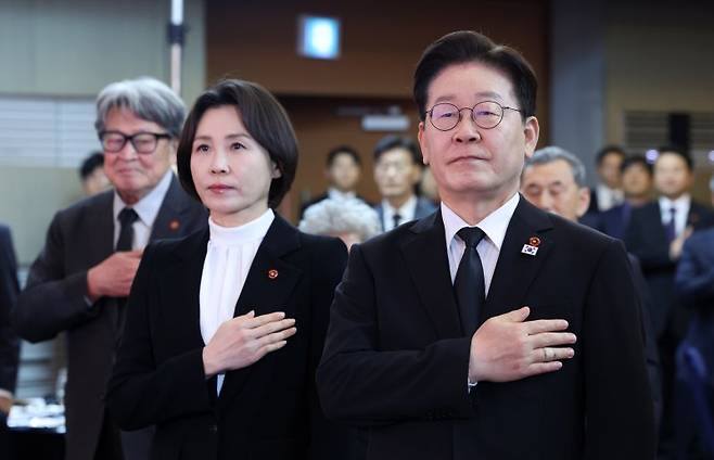 이재명 대통령과 김혜경 여사가 29일 제주시 한 호텔에서 열린 제주4·3 희생자 유족과의 오찬에 참석해 국민의례를 하고 있다. 이 대통령은 30일 제주에서 12번째 타운홀 미팅을 열고 탄소중립, 에너지 대전환, 관광 고도화, 지역경제 혁신 방안 등을 도민과 논의할 예정이다. /사진=뉴스1