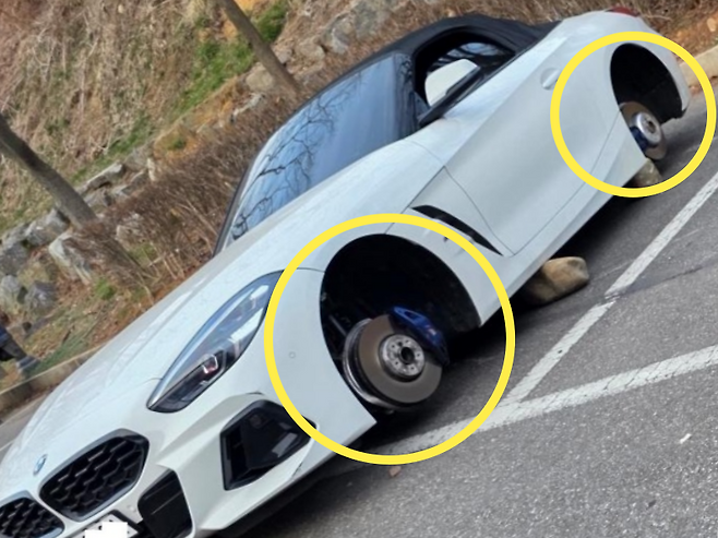 인천 아시아드경기장 주차장에 세워둔 수입 차량의 휠과 타이어가 통째로 도난당해, 차체가 돌 위에 얹힌 채 브레이크 장치만 훤히 드러나 있다. /사진=보배드림 인스타그램