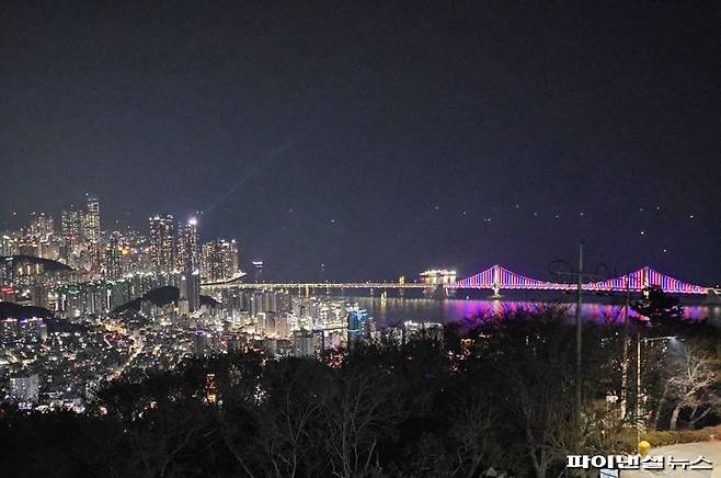 야간시간대 황령산 전망대에서 바라본 동부산 일대 전경. 사진=변옥환 기자