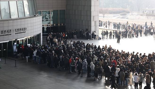 정부는 30일 국립중앙박물관을 내년부터 유료 입장으로 전환하는 내용의 2027년 예산안 편성지침을 발표했다. 사진은 지난 2월 설 연휴 때 서울 용산구 국립중앙박물관에 입장하려는 관람객들이 줄을 서 있는 모습. 뉴시스