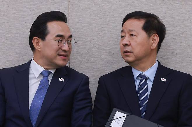 구윤철 부총리 겸 재정경제부 장관(오른쪽)과 박홍근 기획예산처 장관이 30일 국회에서 열린 법제사법위원회 전체회의에서 대화하고 있다. 연합뉴스