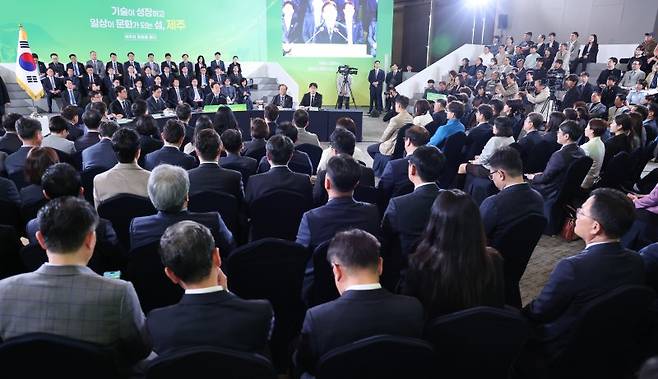 이재명 대통령이 30일 제주 타운홀 미팅에서 제주 4·3 후속조치와 에너지 대전환, 미래산업 육성 방안을 설명하고 있다. /사진=뉴시스