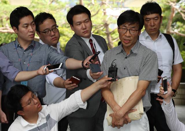 2017년 7월6일 ‘강기훈 유서대필 사건’ 무죄 선고를 끌어낸 원고 대리인 송상교 변호사가 서울 서초동 서울중앙지법에서 선고공판 뒤 기자들에게 재판 결과에 대한 의견을 말하고 있다. 김정효 기자 hyopd@hani.co.k