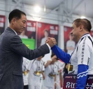 김대길 한국풋살연맹 회장이 30일 정규리그 최종전 뒤 페르난데스 경기LBFS 감독에게 지도자상을 주고 있다. 한국풋살연맹 제공