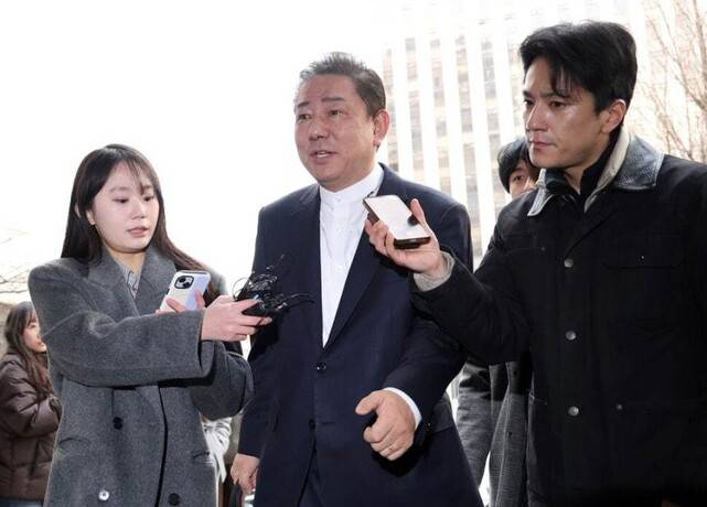 뇌물수수 의혹 등을 받는 무소속 김병기 의원이 지난 11일 서울 마포구 서울경찰청 공공범죄수사대에 조사를 받기 위해 출석하고 있다. 연합뉴스