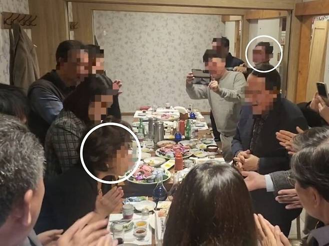 2024년 11월25일 ‘김병기와 함께하는 사람들’ 모임에 참석한 김병기 의원의 아내 이아무개씨(왼쪽 동그라미)와 김아무개 리서치디앤에이 대표(오른쪽 동그라미). 제보자 제공