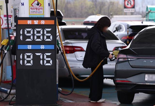 29일 서울 서초구 만남의광장 주유소에서 시민들이 주유를 하고 있다. 뉴스1