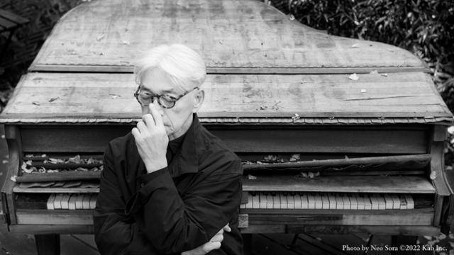 영화 '류이치 사카모토: 다이어리'에서 사카모토 류이치는 2019년 봄 피아노가 어떻게 자연으로 돌아가는지 관찰해 보겠다며 뉴욕 자택의 정원에 피아노를 갖다 놓는다. 사진 속 피아노는 2년여가 지난 뒤의 모습. 영화사 진진 제공