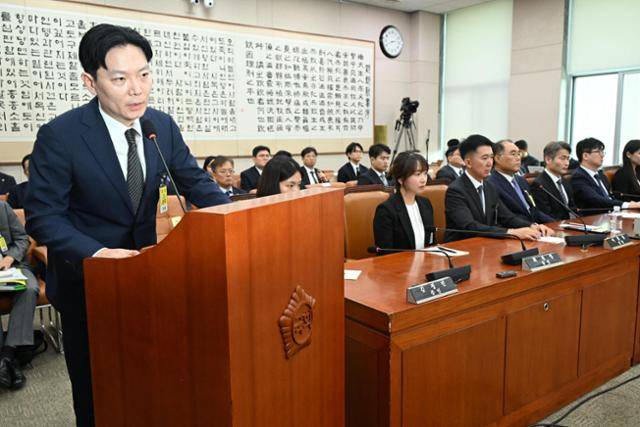 '쌍방울 대북 송금 사건' 수사를 맡았던 박상용(맨 왼쪽) 부부장검사가 지난해 9월 22일 국회 법제사법위원회에서 열린 검찰개혁입법청문회에 출석해 이른바 '이화영 술파티 의혹'과 관련한 질의에 답하고 있다. 한국일보 자료사진