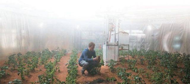 할리우드 SF 영화 '마션'(2015)의 한 장면. 화성에 홀로 남겨진 우주비행사가 감자를 키워 생존하는 스토리를 그리고 있다. 20세기폭스코리아 제공