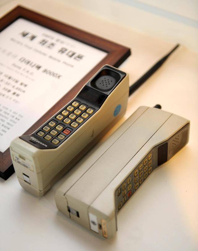 폰박물관에 전시된 모토로라가 만든 세계 최초의 휴대폰'다이나택 8000X'. 코리아타임스 자료사진