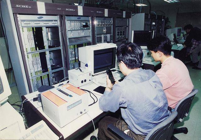 CDMA 방식의 이동통신 장비들. 퀄컴이 개발한 CDMA는 2세대 이동통신의 표준을 놓고 TDMA와 치열한 싸움을 벌였다. 한국일보 자료사진