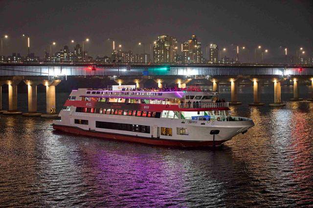 스포티파이가 방탄소년단 컴백을 기념해 서울 한강 위 크루즈에서 연 이벤트 ‘SWIMSIDE’ 현장. 스포티파이 제공