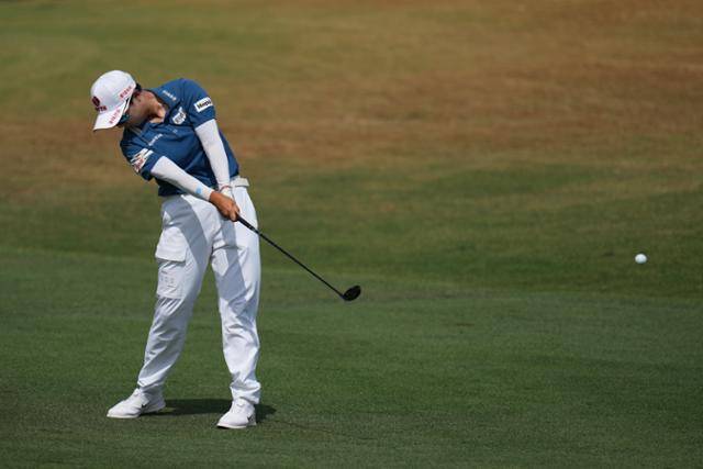 김효주가 29일 미국 애리조나주 챈들러 월윈드 골프클럽에서 열린 미국여자프로골프(LPGA) 투어 포드 챔피언십 최종 라운드 2번 홀 페어웨이에서 샷을 하고 있다. 챈들러=AP 뉴시스