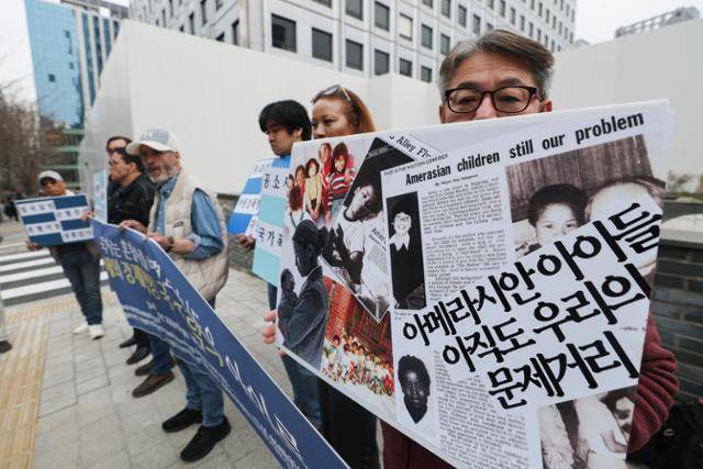 30일 해외입양·아동권리 진실규명연대 등 단체 회원 및 해외입양인들이 서울 중구 진실·화해를위한과거사정리위원회 앞에서 혼혈아동 해외입양 진실규명을 촉구하는 손팻말을 들고 있다. 연합뉴스
