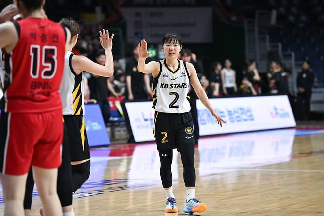 KB 허예은(2번)이 30일 부산 사직체육관에서 열린 BNK와의 BNK금융 2025~26 WKBL 정규리그 원정경기서 동료들과 환호하고 있다. 사진=WKBL