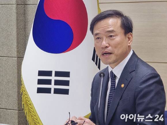 김종철 방송미디어통신위원장이 30일 정부과천청사에서 취임 100일 기자간담회를 열고 인사말하고 있다.