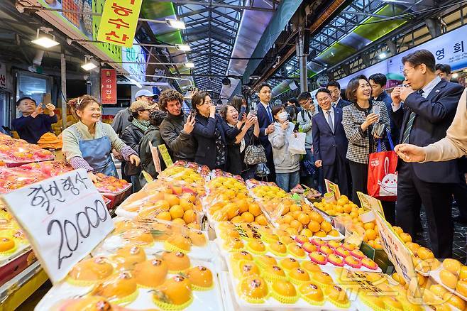 제주동문시장 방문한 이재명 대통령 내외(청와대 제공)