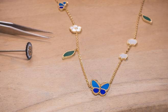 반클리프 아펠의 럭키 스프링 롱 네크리스는 꽃과 꽃봉오리, 나뭇잎, 나비 모티프가 서로 어우러지며 생동감 넘치는 봄을 표현한다. 중앙에 장식된 나비 모티프도 시선을 사로잡는다. 사진 반클리프 아펠