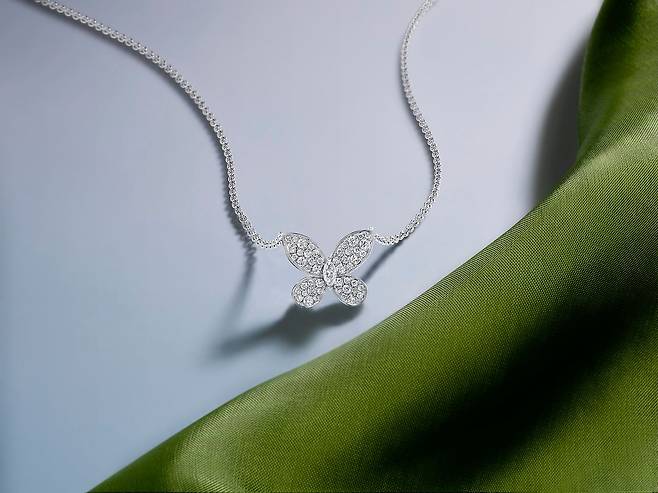 그라프 파베 버터플라이 다이아몬드 펜던트는 섬세한 화이트 골드 체인 위에 전체를 다이아몬드로 장식한 나비 모티프를 올렸다. 몸통을 장식한 큼직한 다이아몬드는 화려한 광채를 발산한다. 사진 그라프