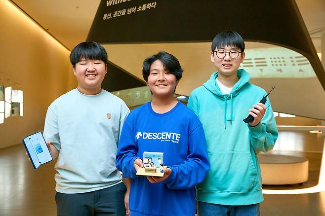 전자산업의 역사와 그 기술이 우리 삶을 어떻게 변화시켰는지 기술발전을 한눈에 볼 수 있는 삼성이노베이션뮤지엄에 방문한 이시온·심믿음·서진하(왼쪽부터) 학생기자.