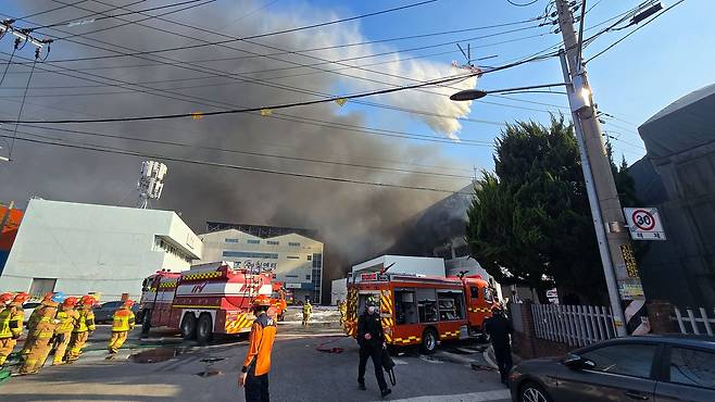 지난 20일 대전 대덕구 문평동 안전공업에서 화재 현장에서 소방 당국이 헬기를 동원해 진화작업을 하고 있다. 신진호 기자