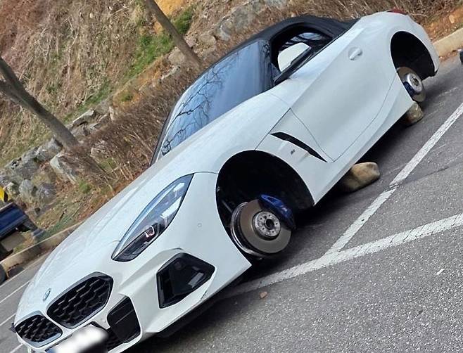 바퀴·휠 빠진 BMW 차량. 보배드림 캡처