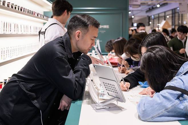 지난달 서울 용산구 아이파크몰에서 열린 '파이롯트 테이스팅바' 팝업 스토어에서 김진표 한국파이롯트 대표가 고객들을 만나고 있다. 사진 한국파이롯트